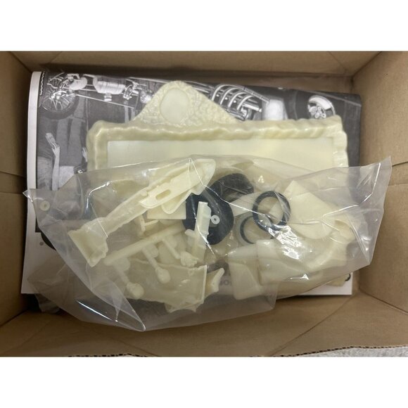 Carl Casper's Undertaker Dragster by Polar Lights  #5014 Model Kit - Picture 3 of 9